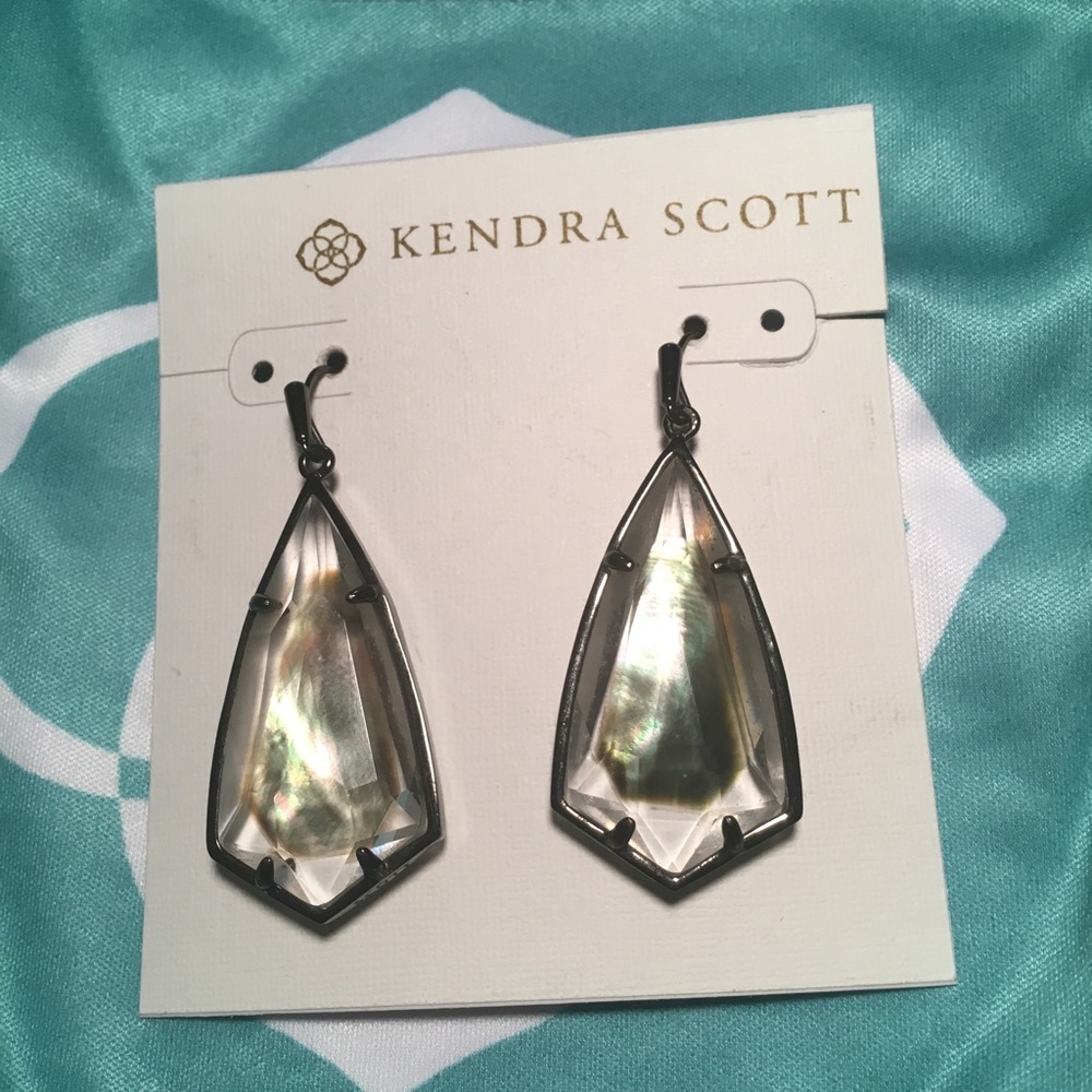 Kendra Scott earrings Carla, gunmetal &black pearl